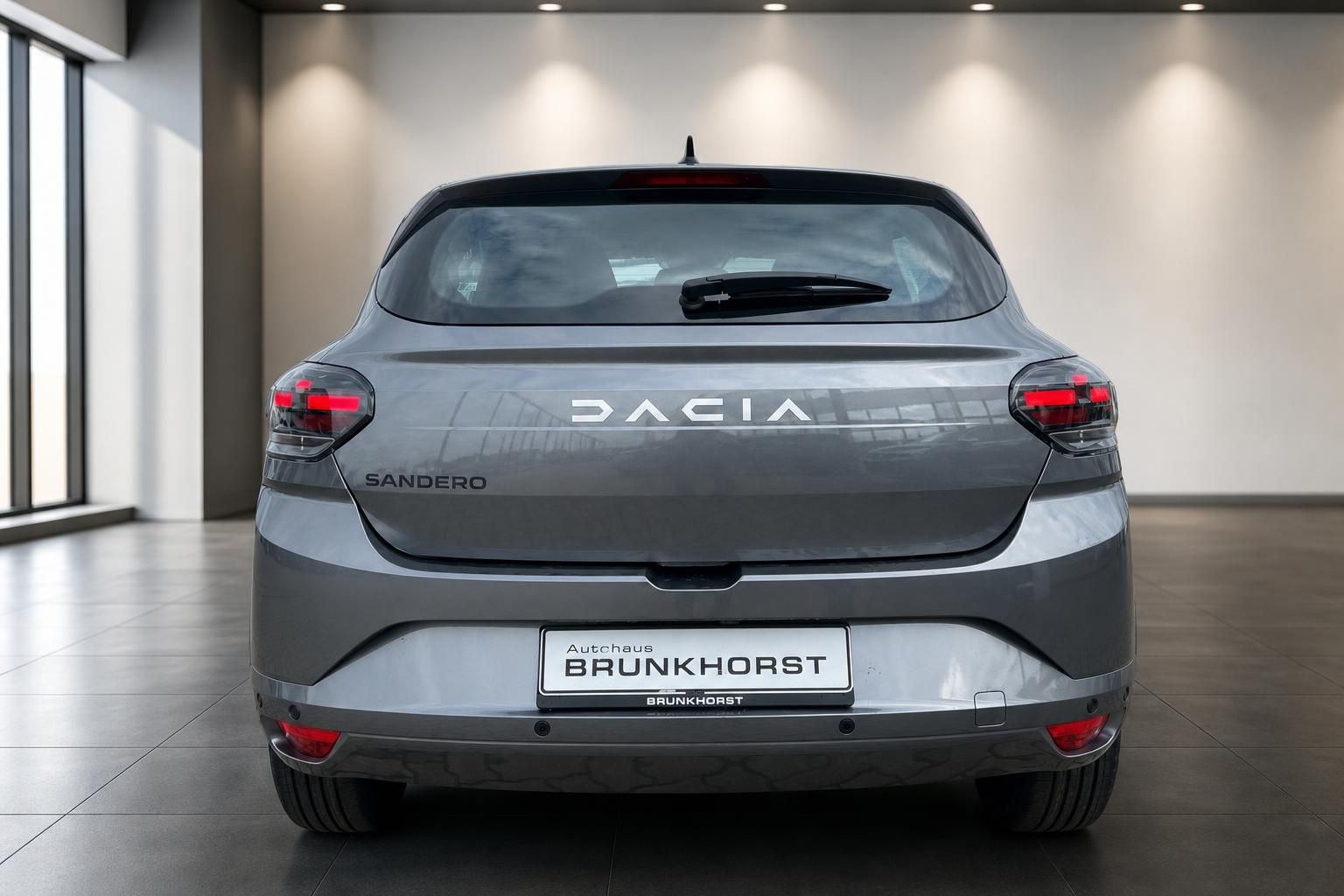 Dacia Sandero Heckansicht grau mit DACIA Schriftzug und Autohaus Brunkhorst Kennzeichen