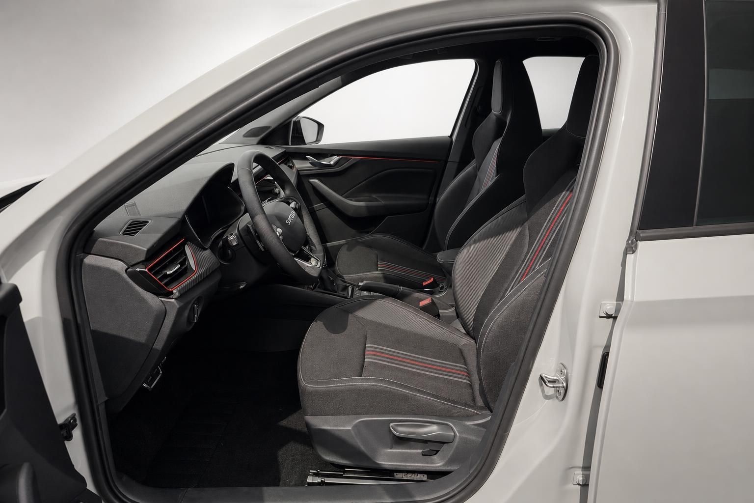 Skoda Vordersitze und Cockpit durch geöffnete Fahrertür, Innenraumansicht