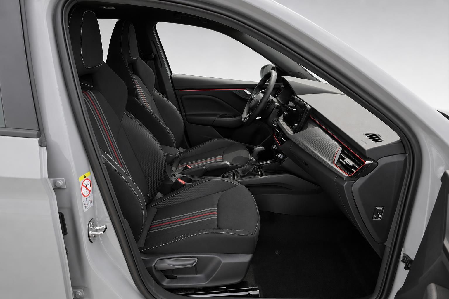 Skoda Innenraum mit Sportsitzen und Armaturenbrett, Blick durch Fahrertür