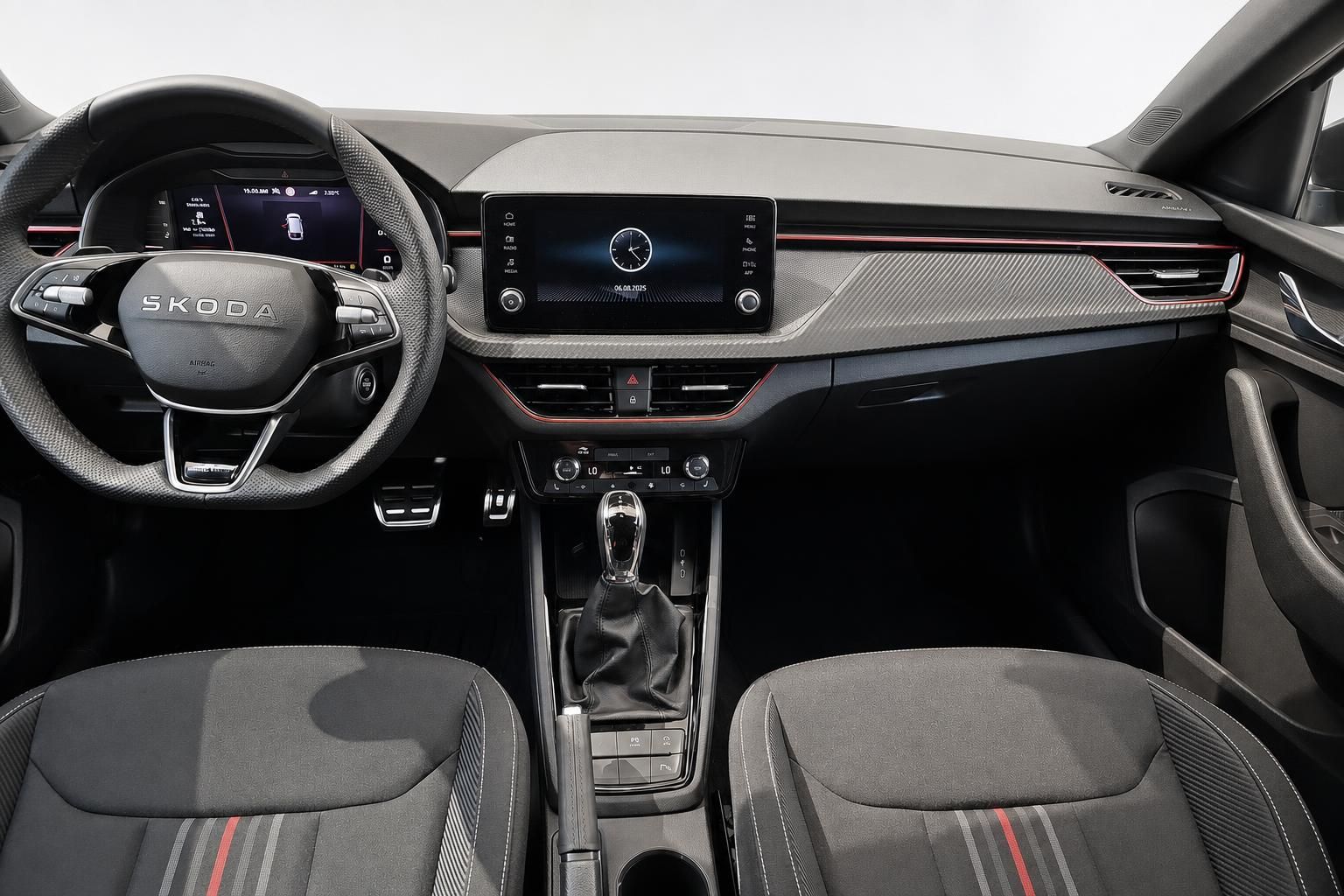Skoda Innenraum mit Cockpit, Lenkrad und Infotainment-Display