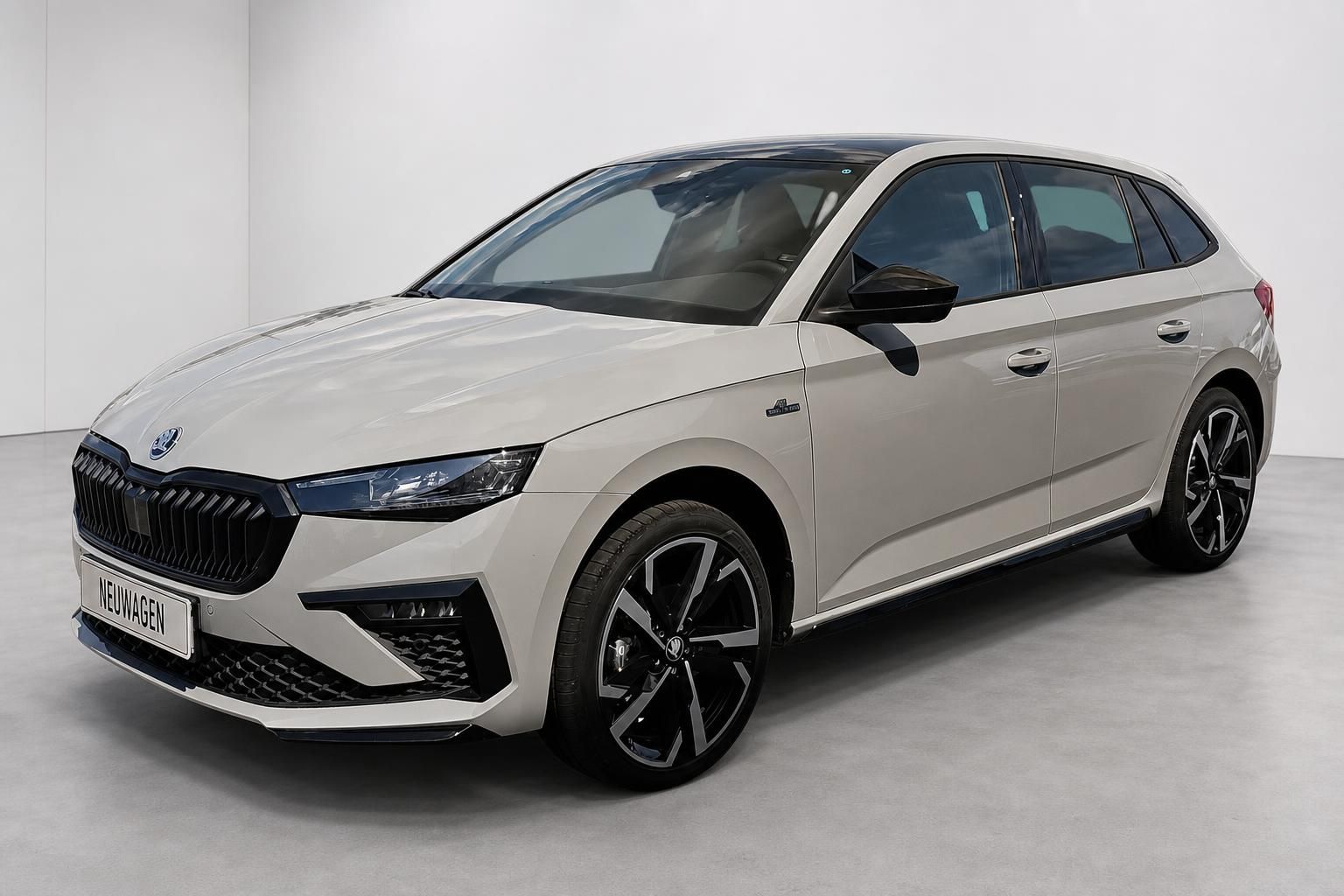 Skoda Scala Monte Carlo in Beige, Frontansicht schräg von vorne