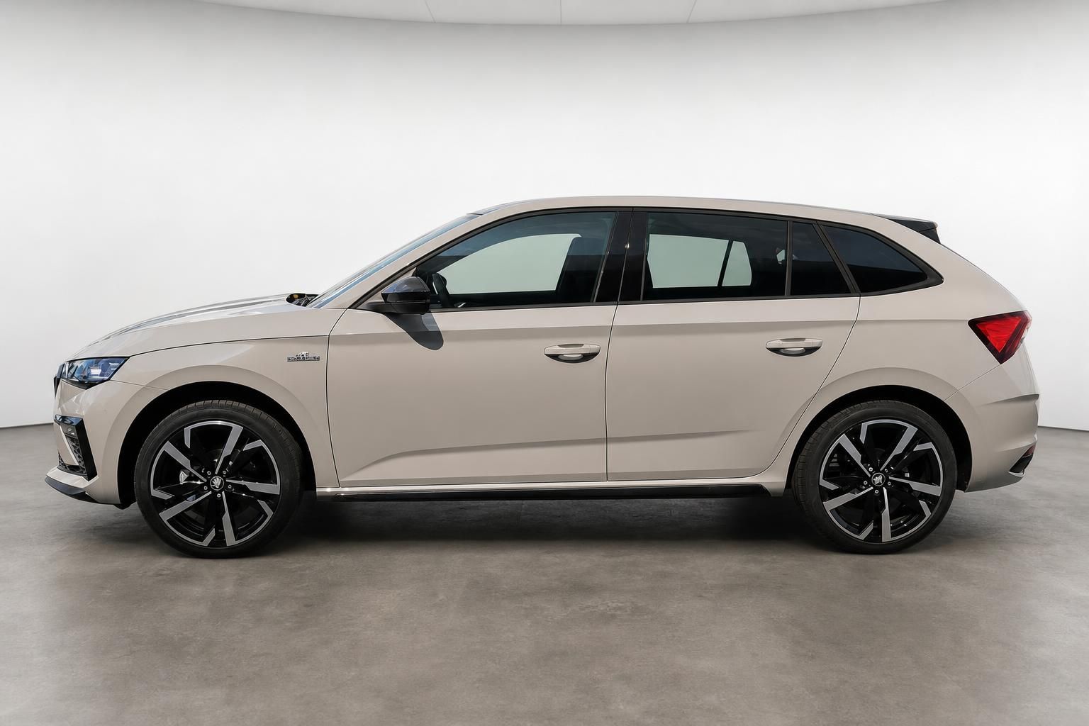 Skoda Scala in Beige, seitliche Profilansicht des Fahrzeugs