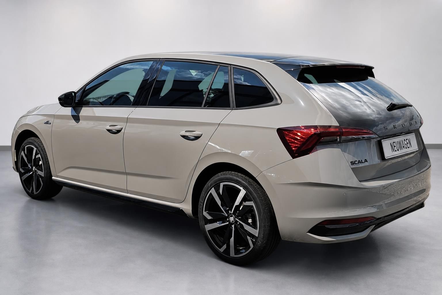 Skoda Scala in Beige, Heckansicht schräg von hinten
