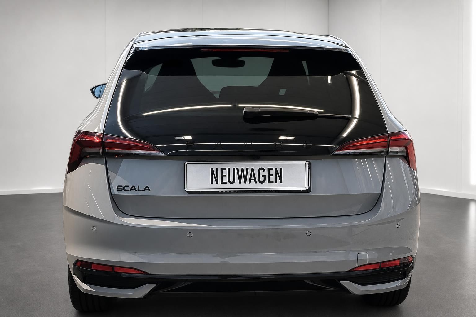 Škoda Scala in Grau, Heckansicht im Studio