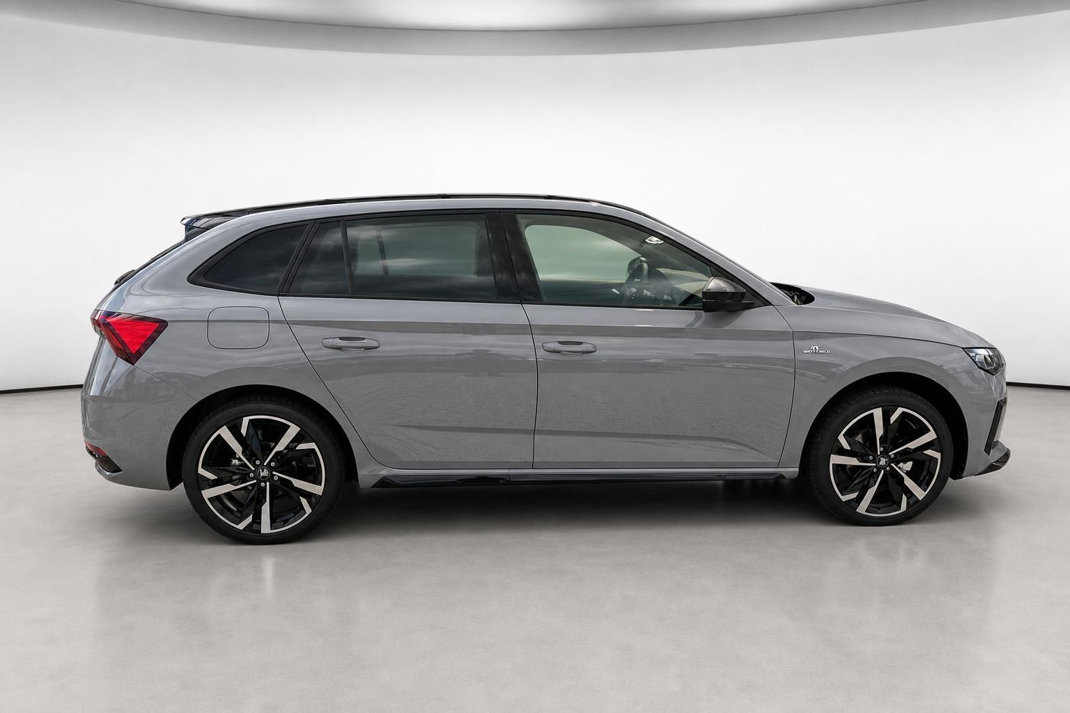 Škoda Scala in Grau, Seitenansicht im Studio