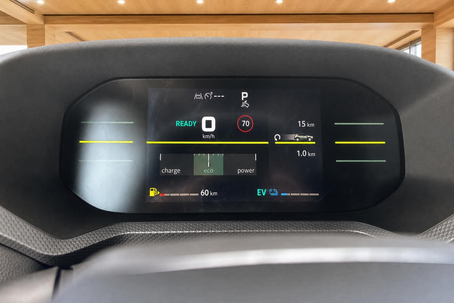 Digitales Kombiinstrument mit Tachoanzeige und Ladestand im Fahrzeug