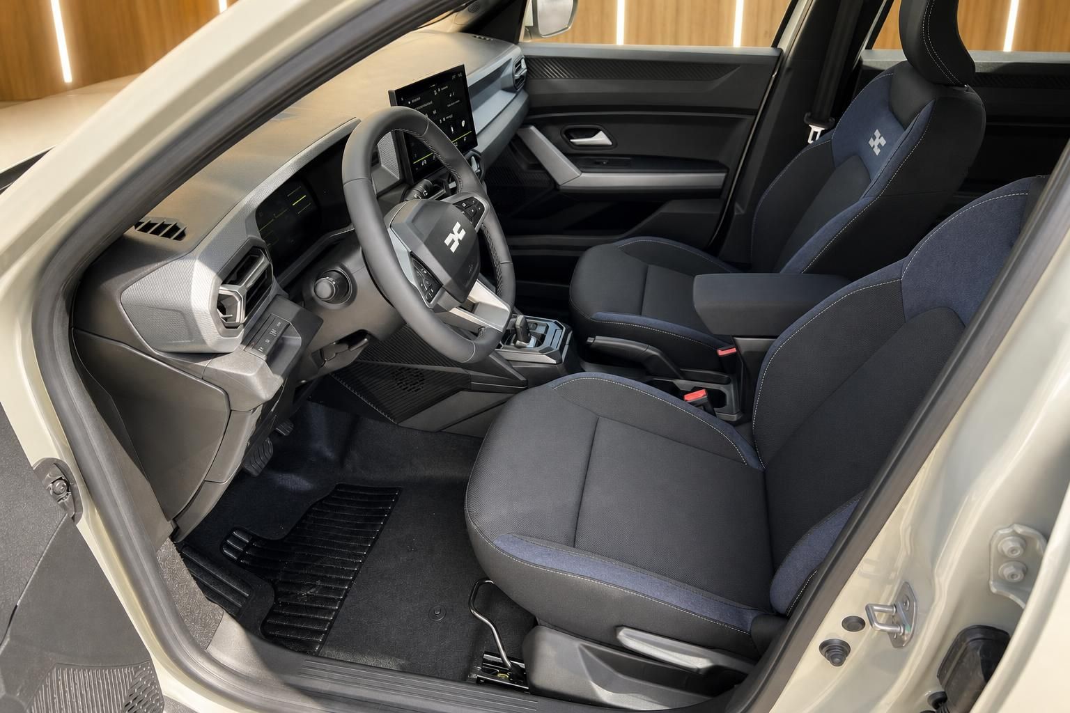 Fahrzeuginnenraum mit Cockpit, Lenkrad und Vordersitzen im Detail