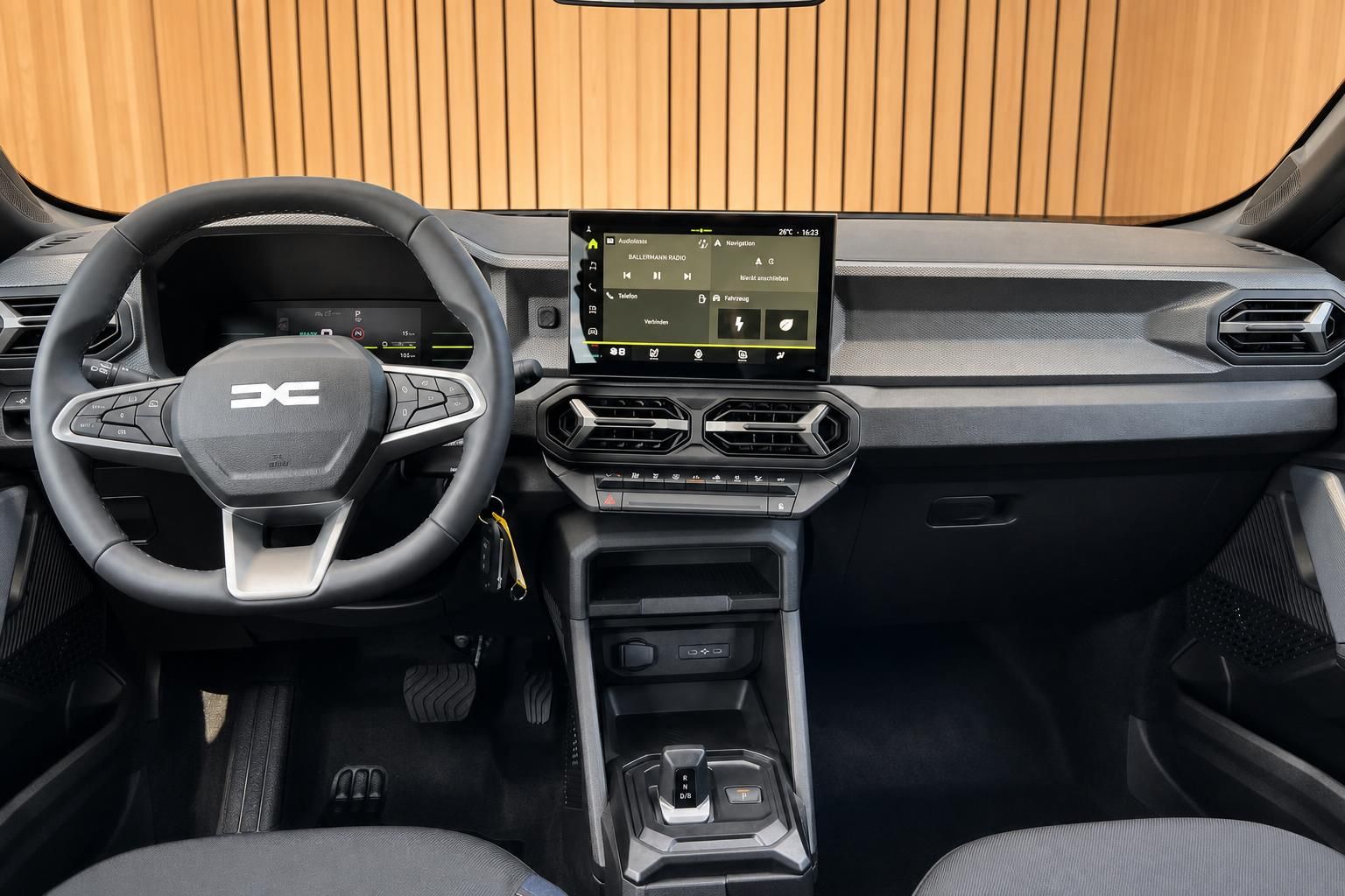 Cockpit mit Lenkrad, Touchscreen und Mittelkonsole im Detail