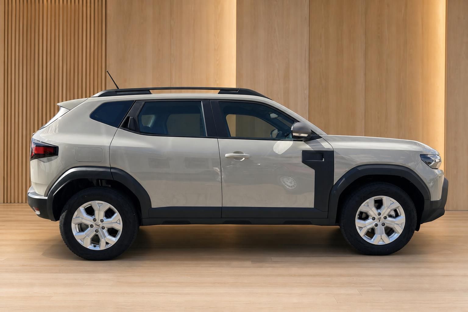 Dacia Duster SUV in Beige, Seitenansicht im Showroom