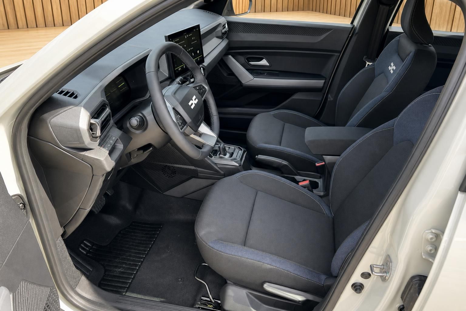 Dacia Duster Innenraum mit Vordersitzen und Cockpit