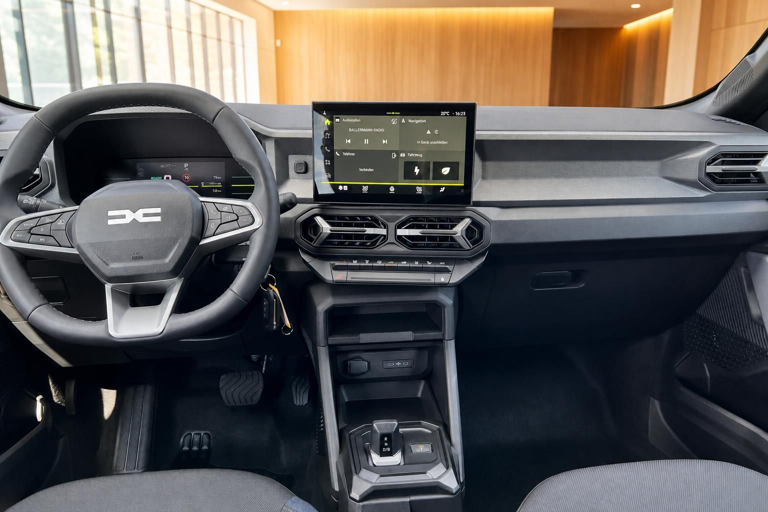 Dacia Duster Cockpit mit Lenkrad und Touchscreen-Display