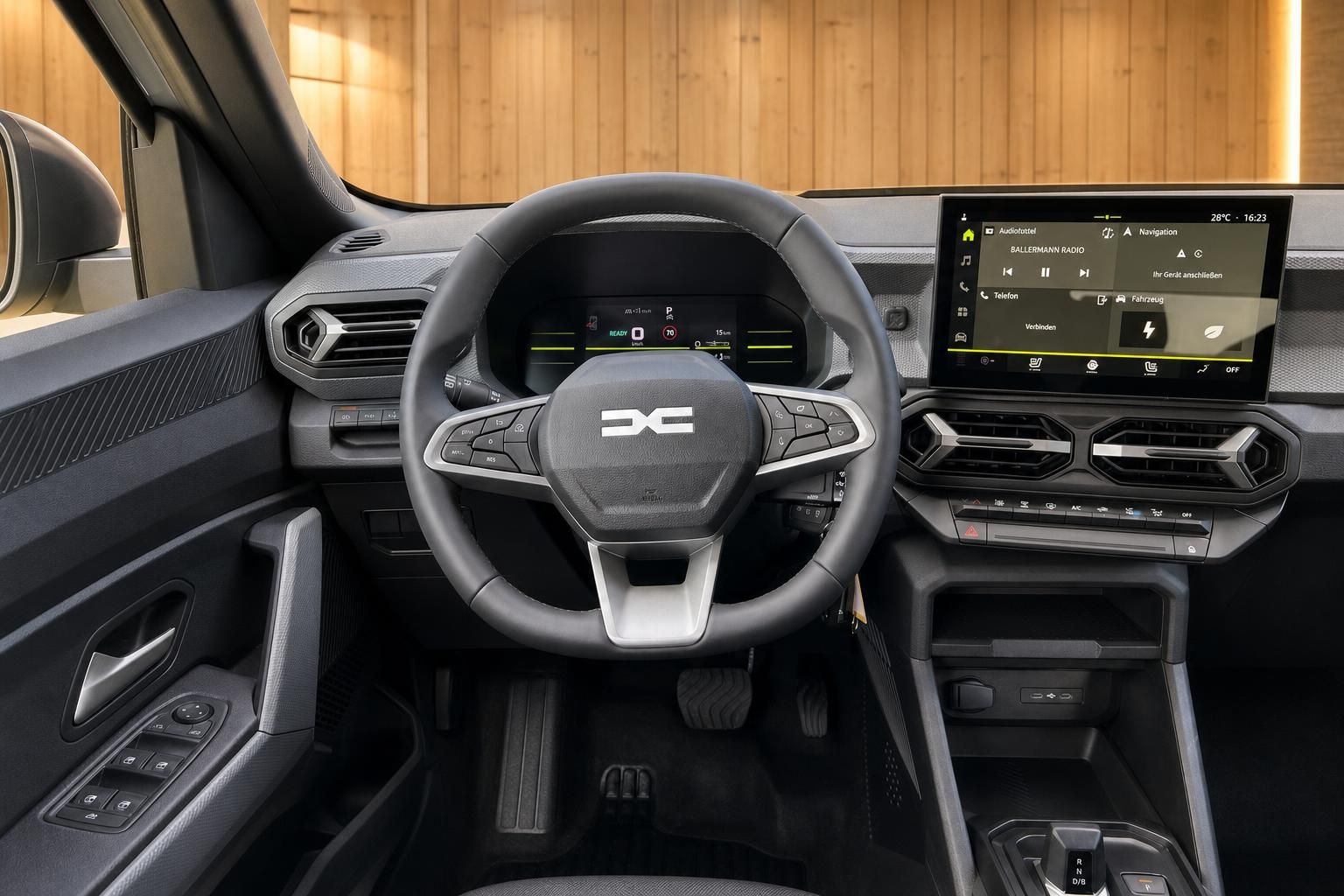 Cockpit Dacia mit Lenkrad, Digitaltacho und Touchscreen-Infotainment