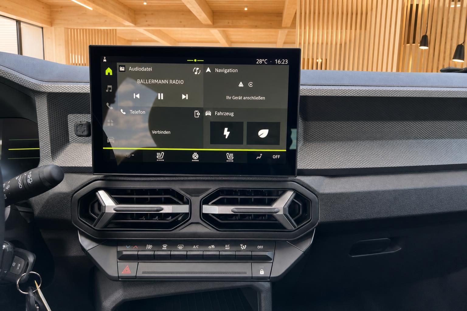 Touchscreen Infotainment im Dacia mit Navigation und Klimabedienung