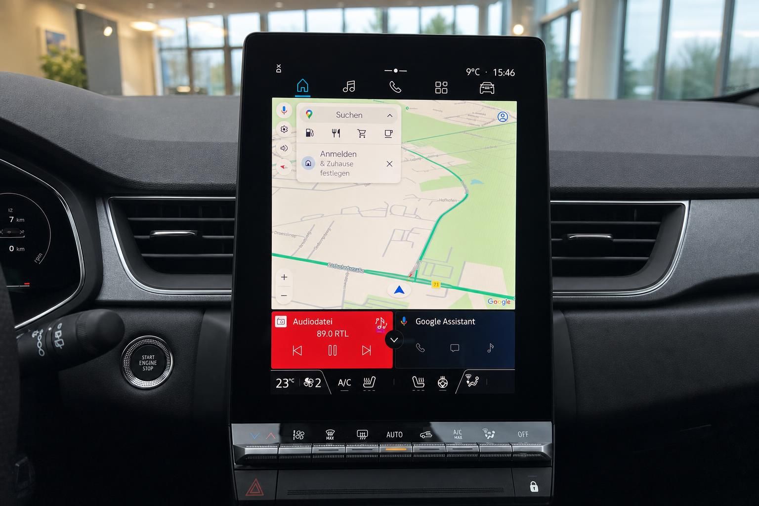 Renault zentraler Touchscreen mit Navigationssystem und Infotainment-Funktionen
