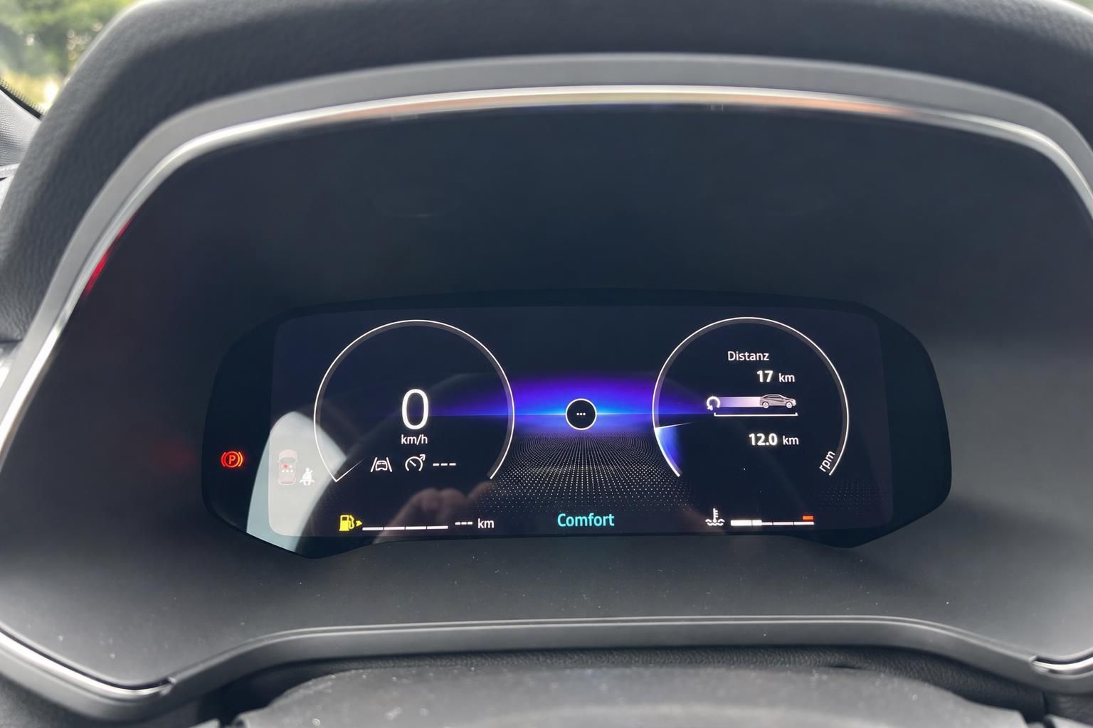 Digitales Armaturenbrett mit modernem Display zeigt Tachostand und Fahrzeuginfos im Innenraum