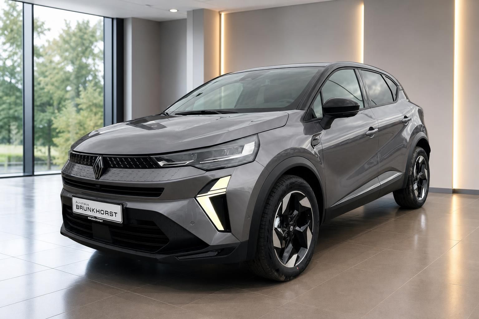 Renault Captur SUV in grau - Dreiviertelansicht von vorne im modernen Showroom