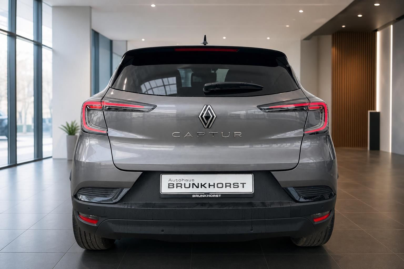Renault Captur Heckansicht in grau im Autohaus Brunkhorst Showroom