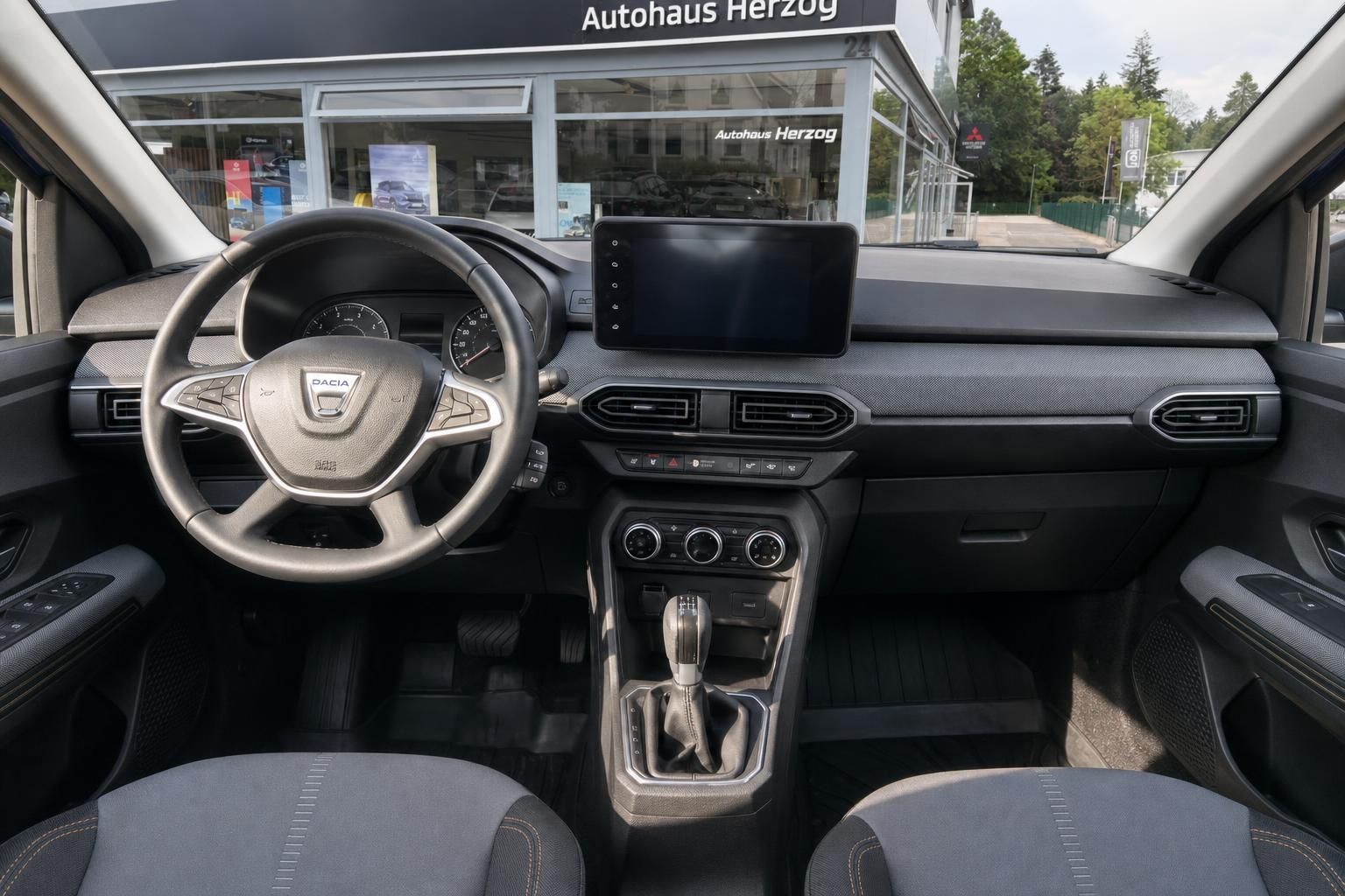 Dacia Sandero Innenraum Armaturenbrett mit Touchscreen und Lenkrad