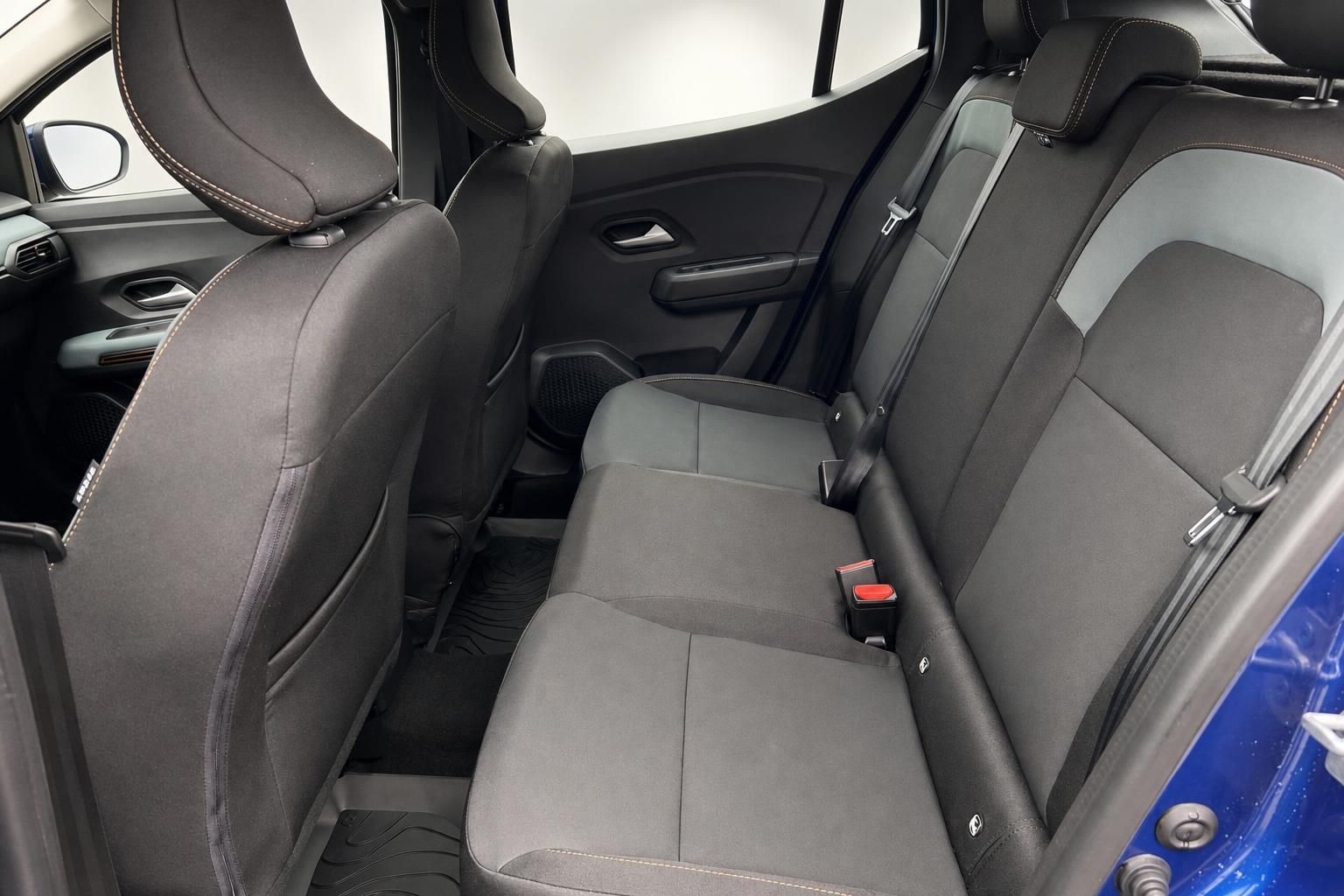 Rücksitzbank mit Kopfstützen und Isofix im blauen Fahrzeug – Innenraumansicht