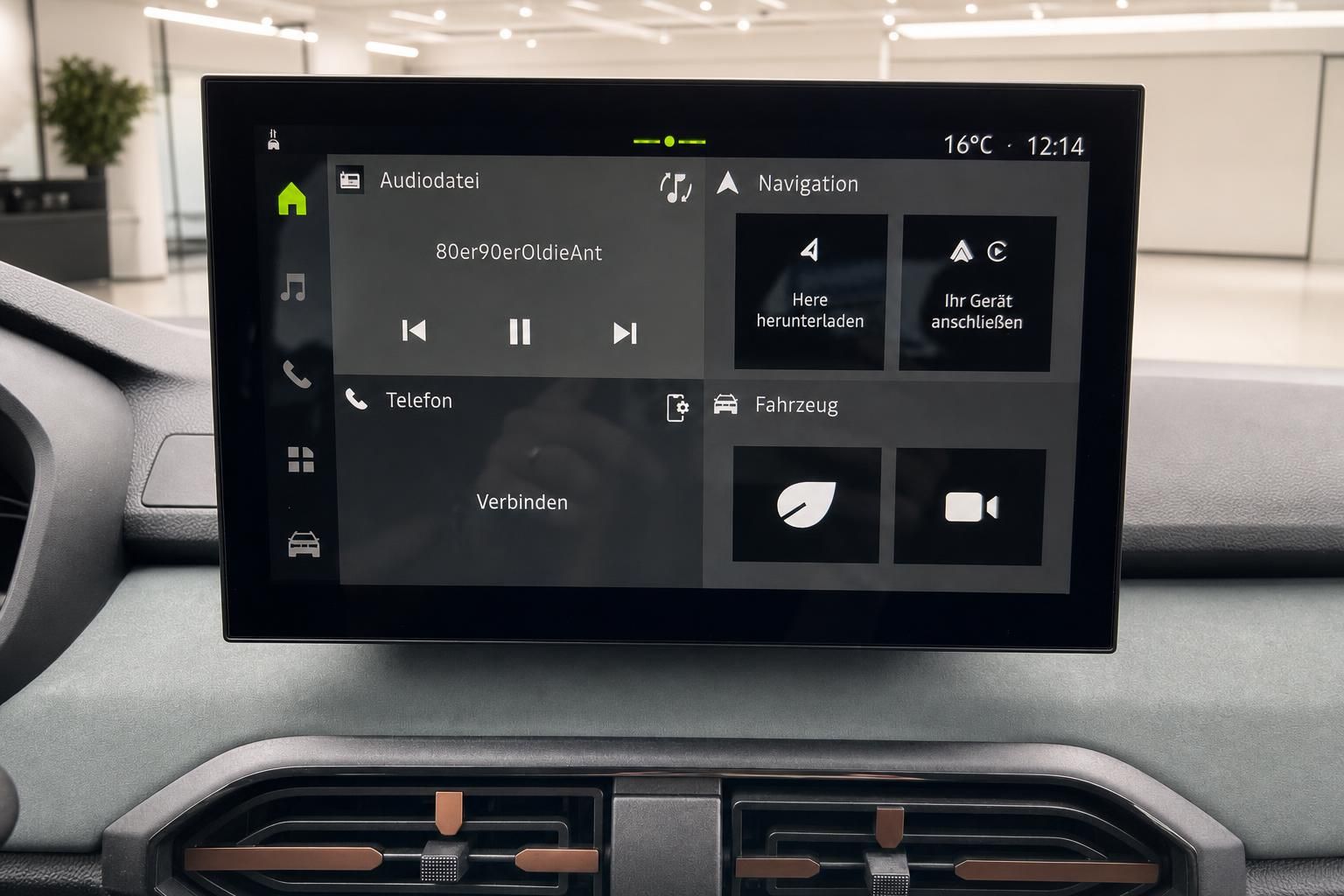 Infotainment-Touchscreen mit Navigation und Telefonfunktionen im Cockpit