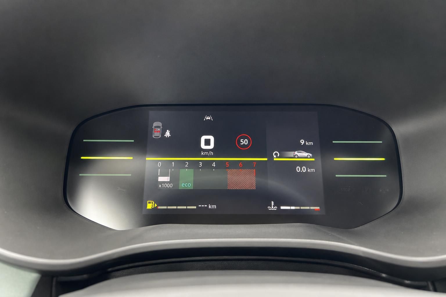Digitales Kombiinstrument mit Tempolimit- und Verbrauchsanzeige im Fahrzeug