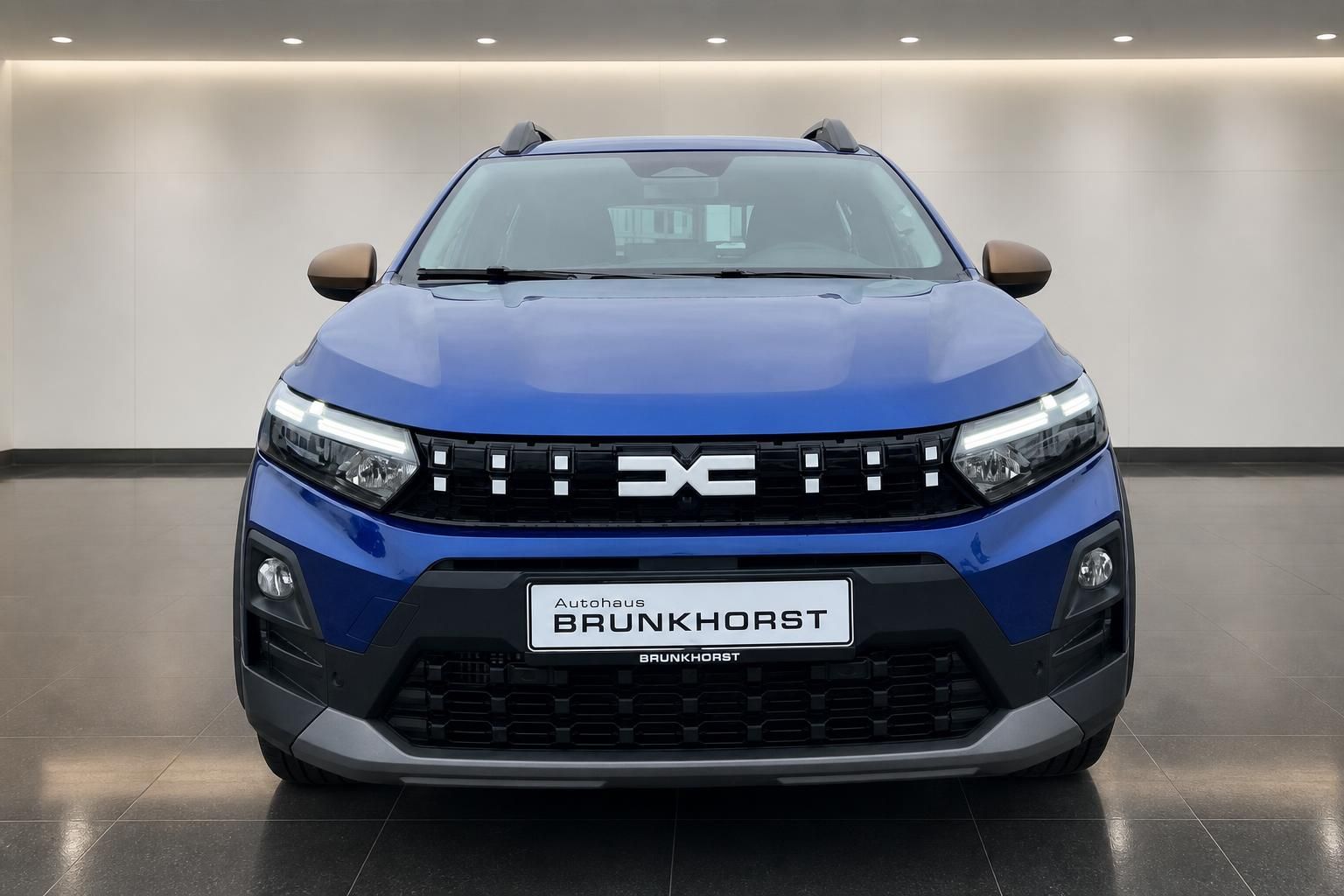 Dacia Sandero Stepway blau, Frontansicht mit Kuehlergrill und LED-Licht