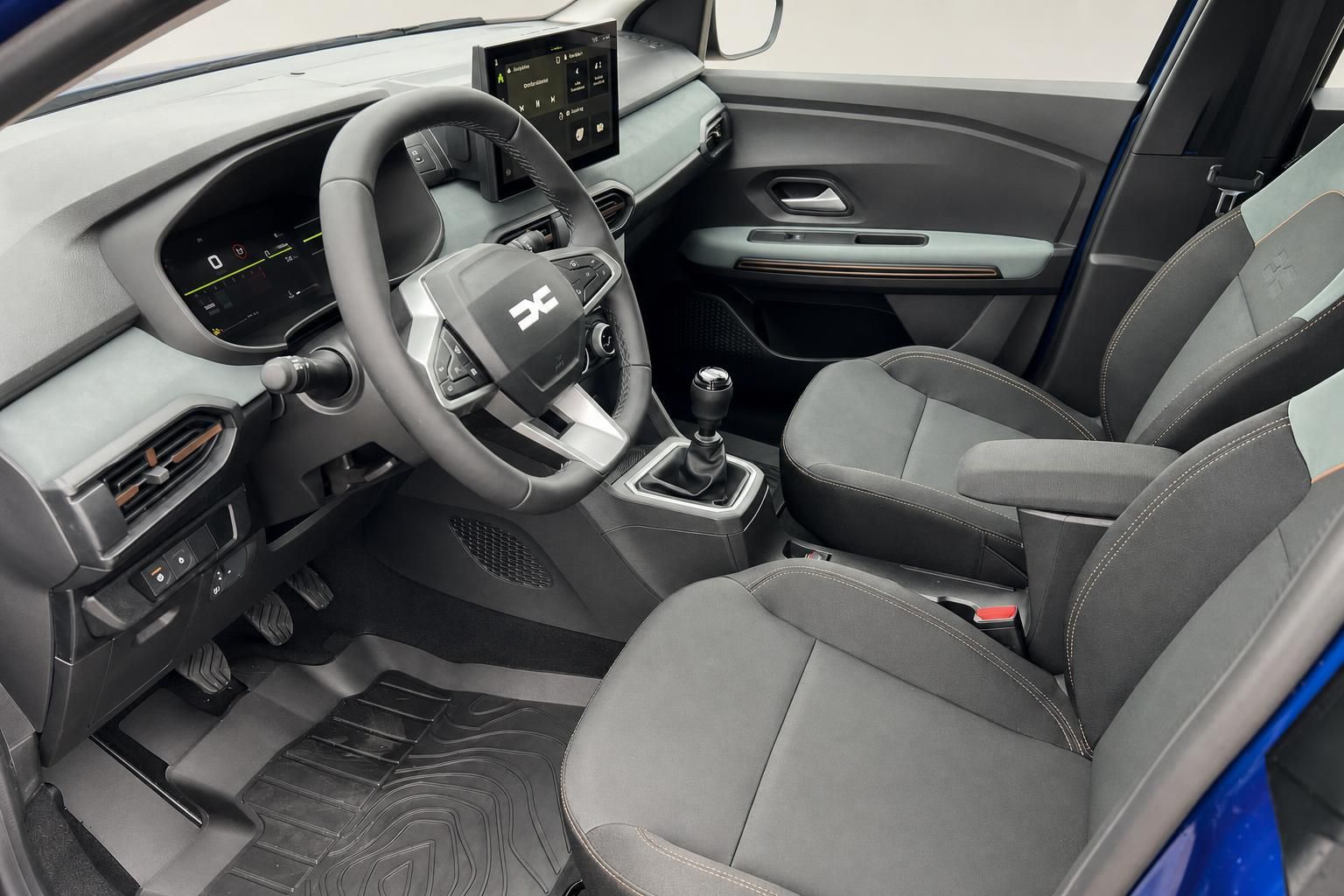Dacia Sandero Innenraum mit Sportsitzen, Cockpit und Schaltknauf
