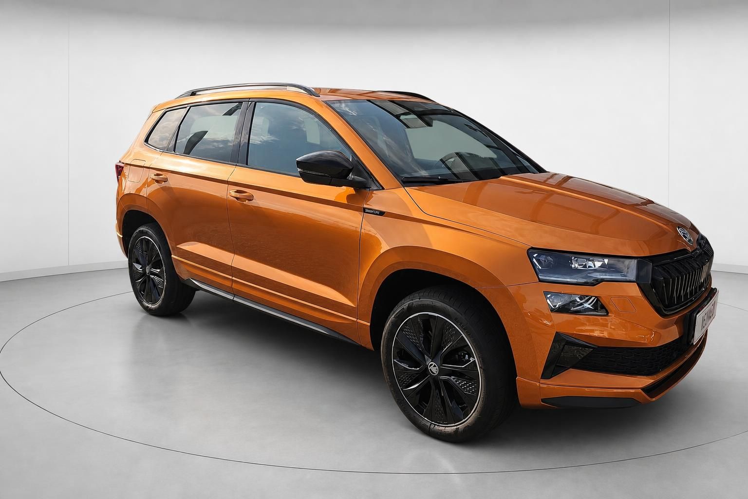 Skoda Karoq in Orange metallic, Frontansicht seitlich im Studio