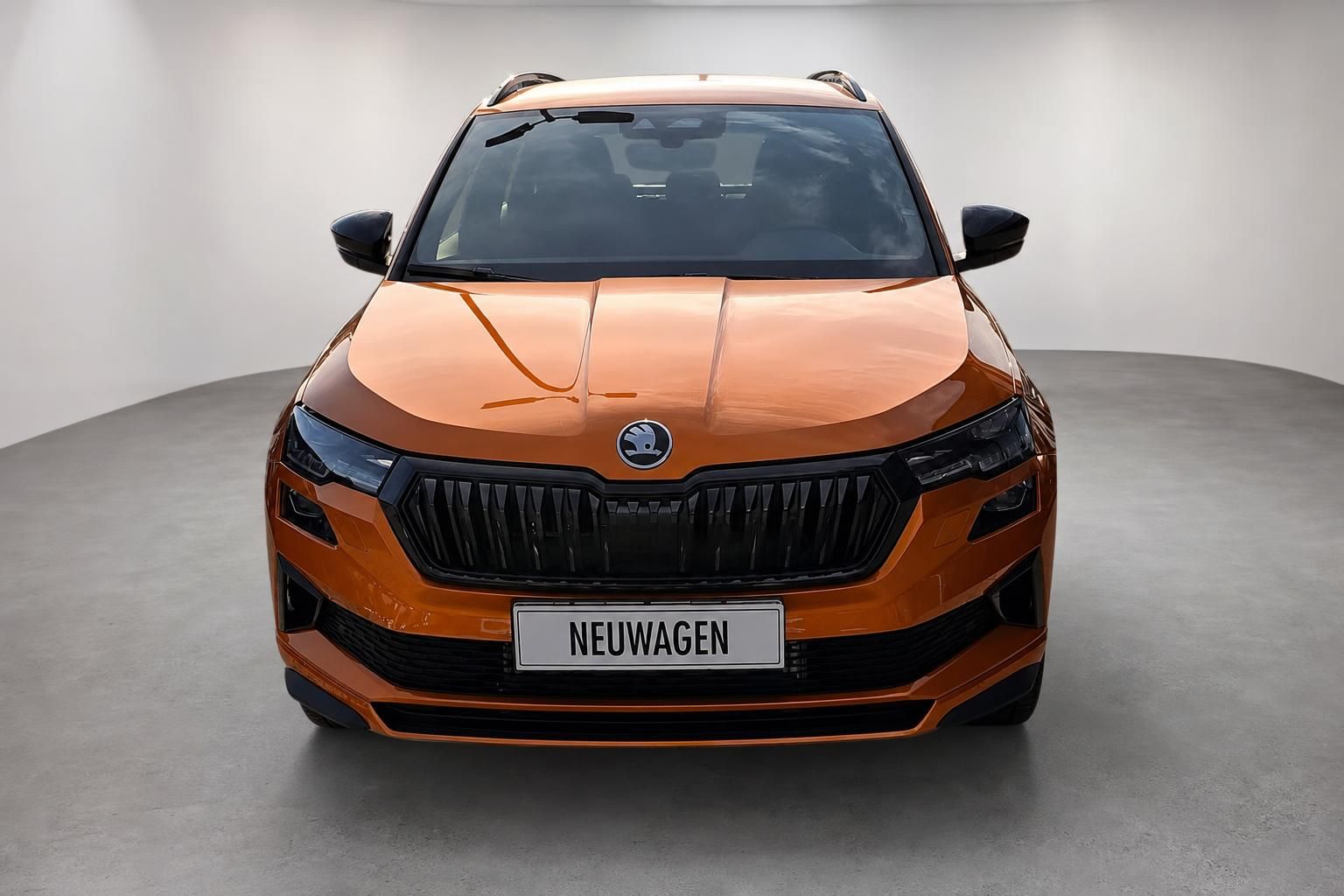Skoda Karoq orange, Frontansicht mit Kuehlergrill im Studio
