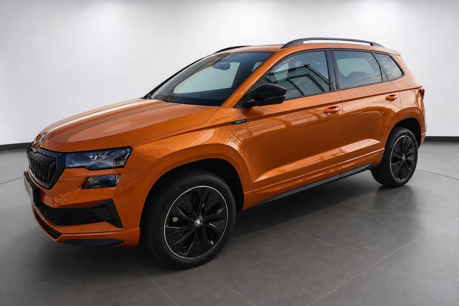 Skoda Karoq in Orange metallic, Seitenansicht schraeg vorne