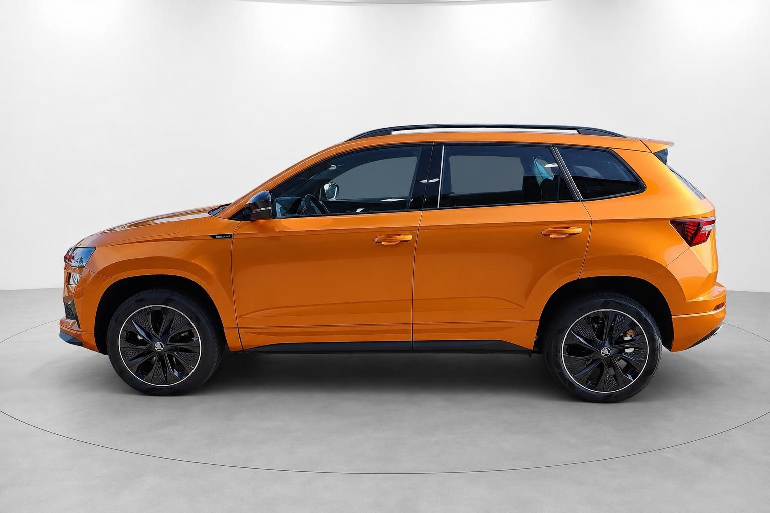Skoda Karoq in Orange metallic, Seitenansicht Profil im Studio