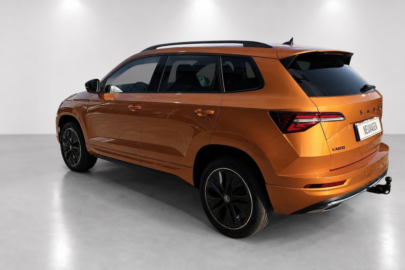 Skoda Karoq in Orange metallic, Heckansicht im Studio