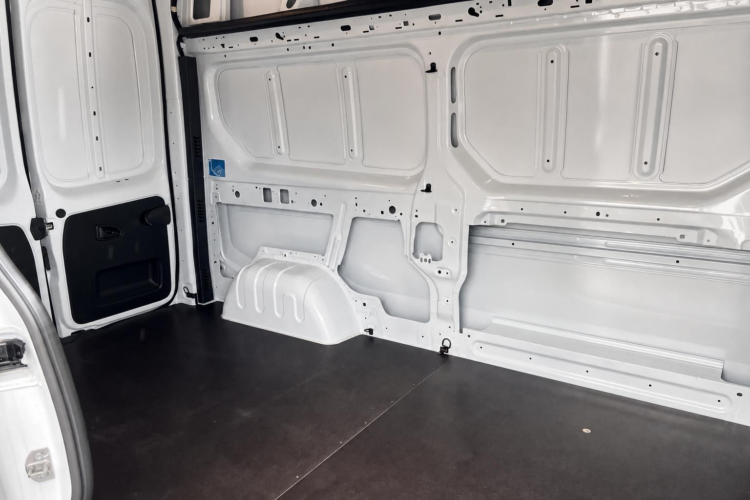 Laderaum eines weißen Transporters mit weißer Verkleidung und schwarzem Boden