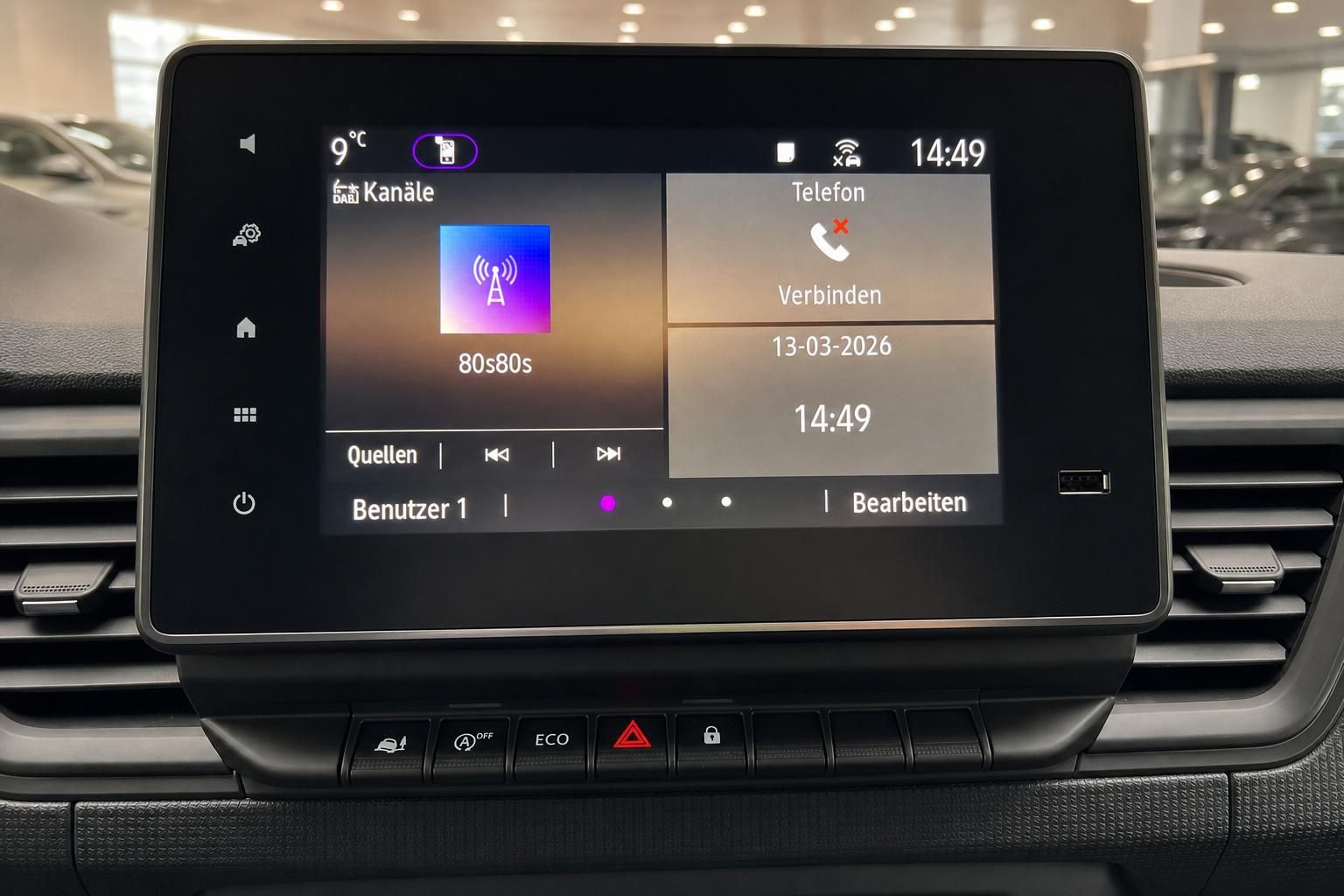 Touchscreen-Infotainmentsystem mit Radiosender und Telefon-Funktionen im Fahrzeug