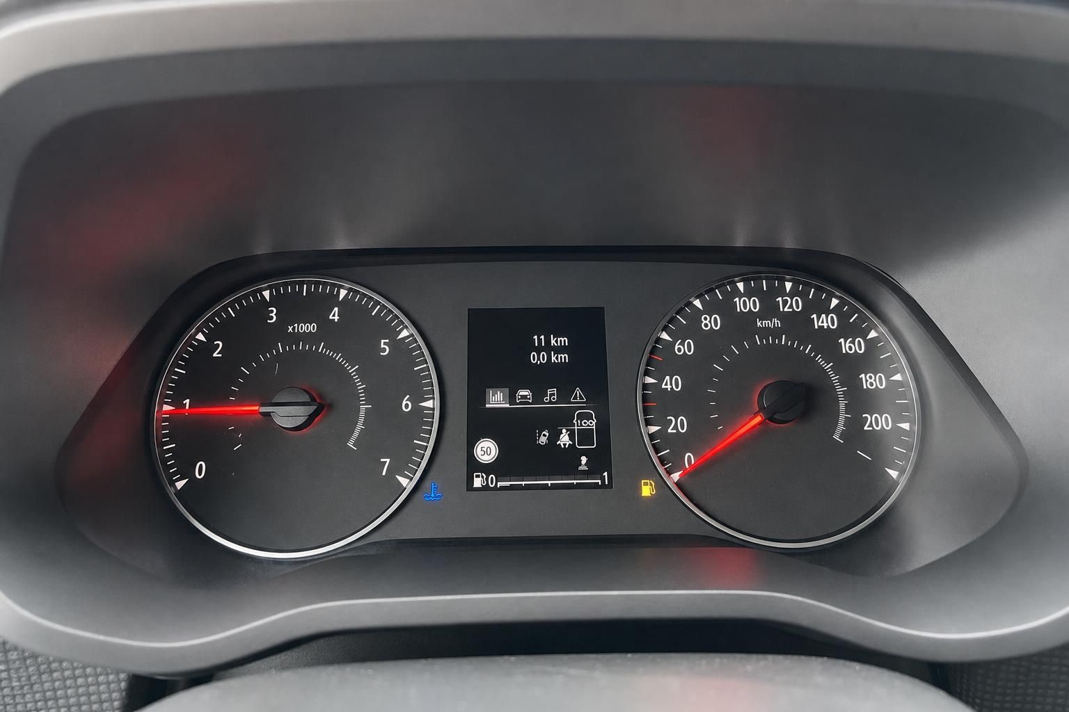 Digitales Kombiinstrument mit Drehzahlmesser und Tacho bei 11 km Kilometerstand