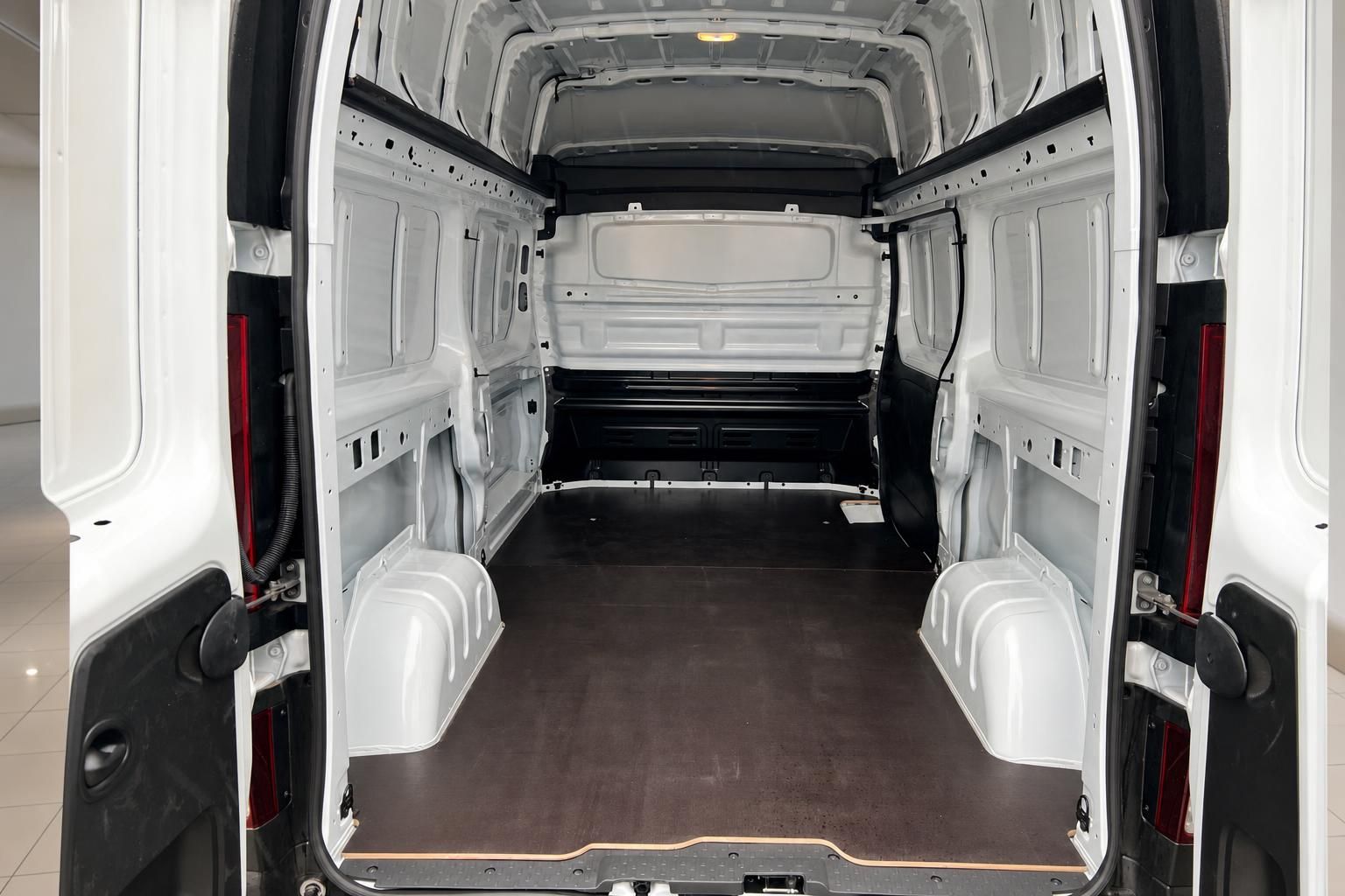 Weißer Transporter Laderaum mit offenen Hecktüren und Ladeboden