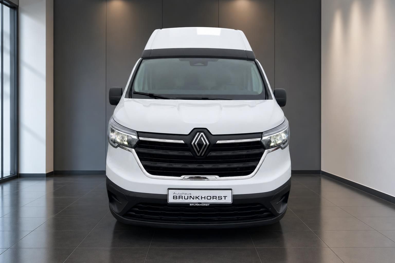 Renault Trafic Transporter weiß Frontansicht im Autohaus Showroom