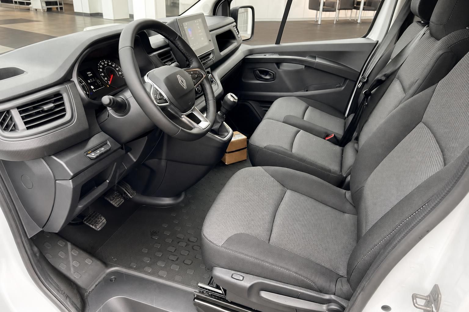 Renault Trafic Fahrerplatz Innenraum mit Lenkrad und Cockpit