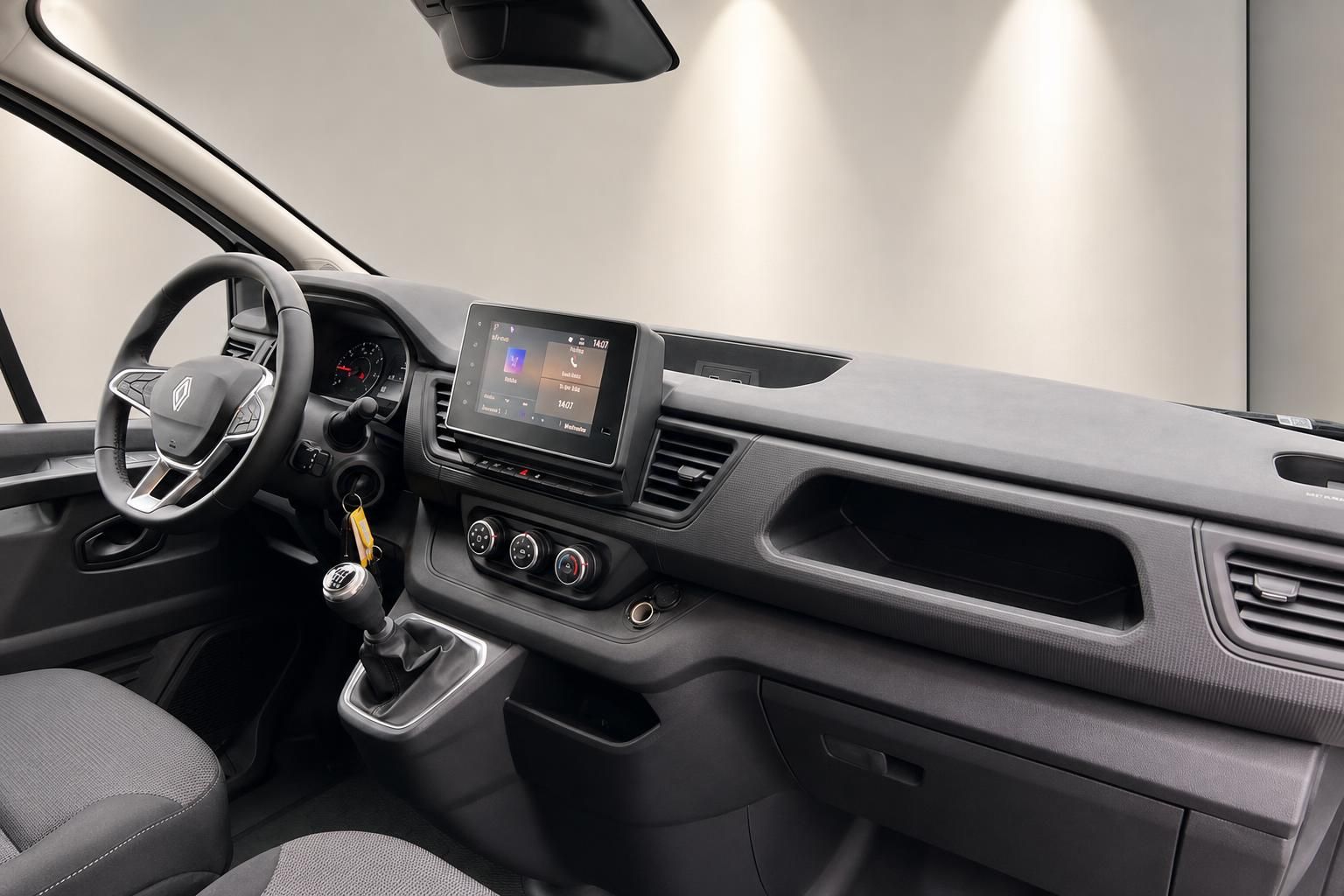 Armaturenbrett mit Touchscreen-Display und Schaltknauf im Transporter-Innenraum