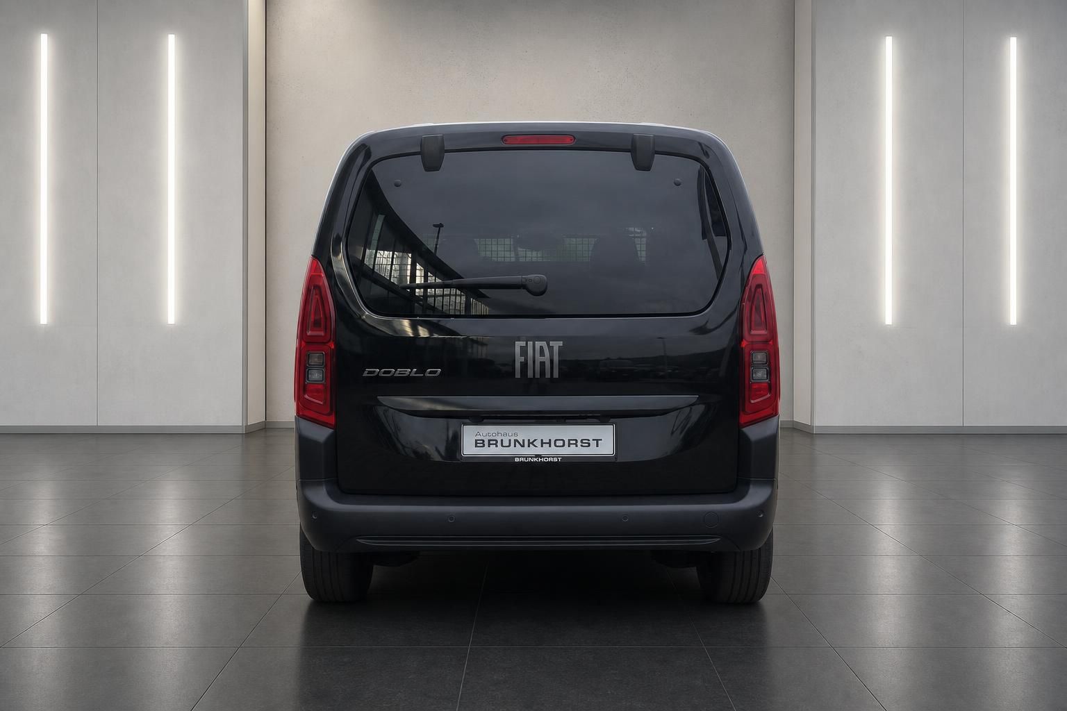Fiat Doblo schwarz Heckansicht mit Rücklichtern in der Fahrzeughalle