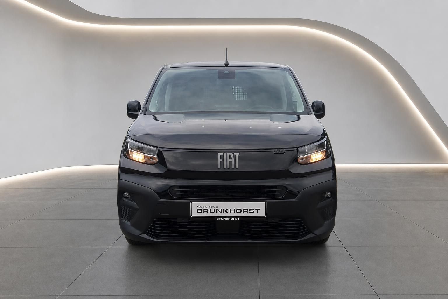 Fiat Doblo schwarz Frontansicht mit Kühlergrill und Fiat Logo