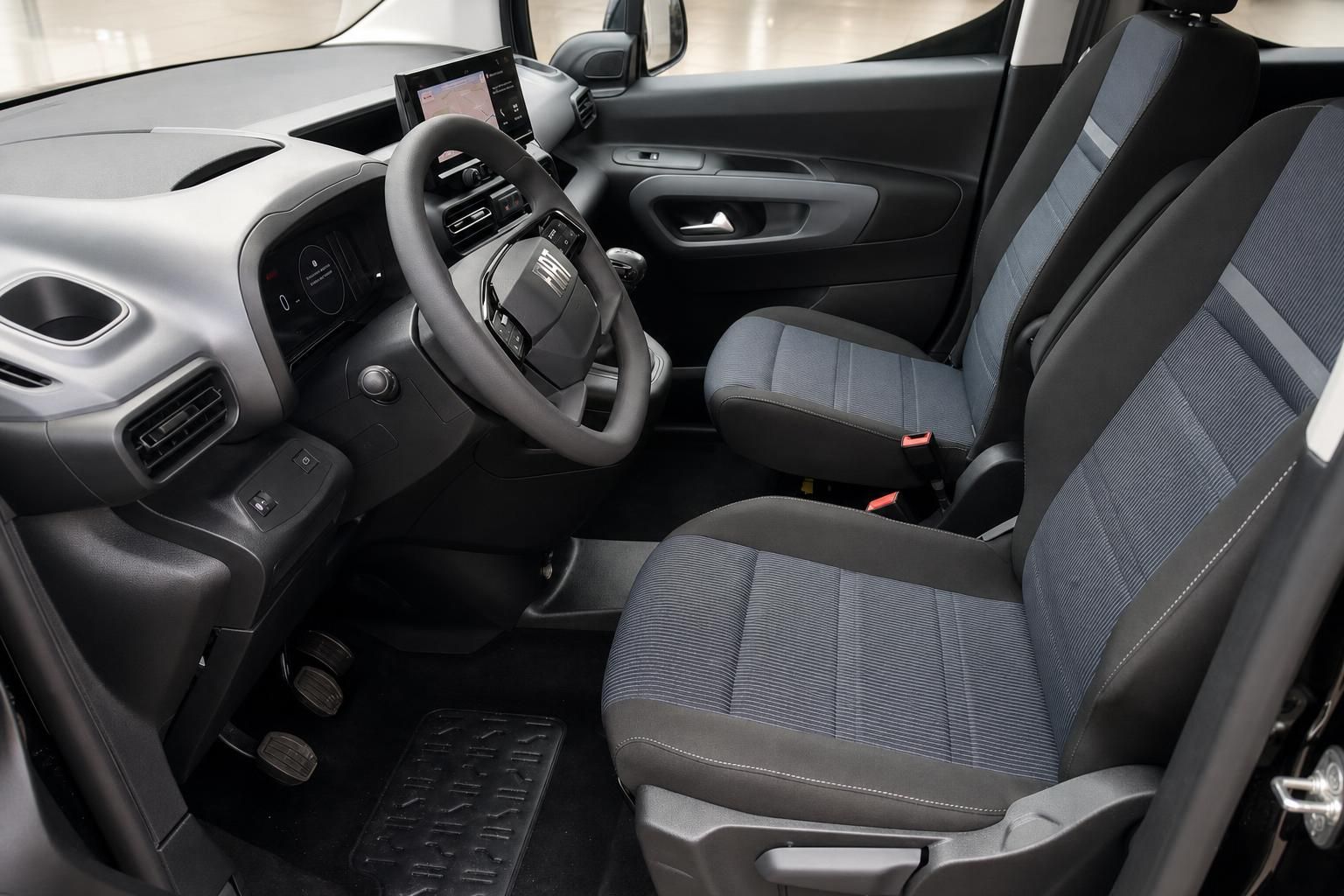 Fiat Doblo Innenraum Cockpit und Vordersitze in grau-schwarzem Stoff
