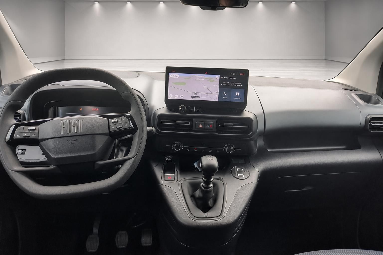 Fiat Doblo Cockpit mit Lenkrad, Touchscreen und Schaltknauf im Detail