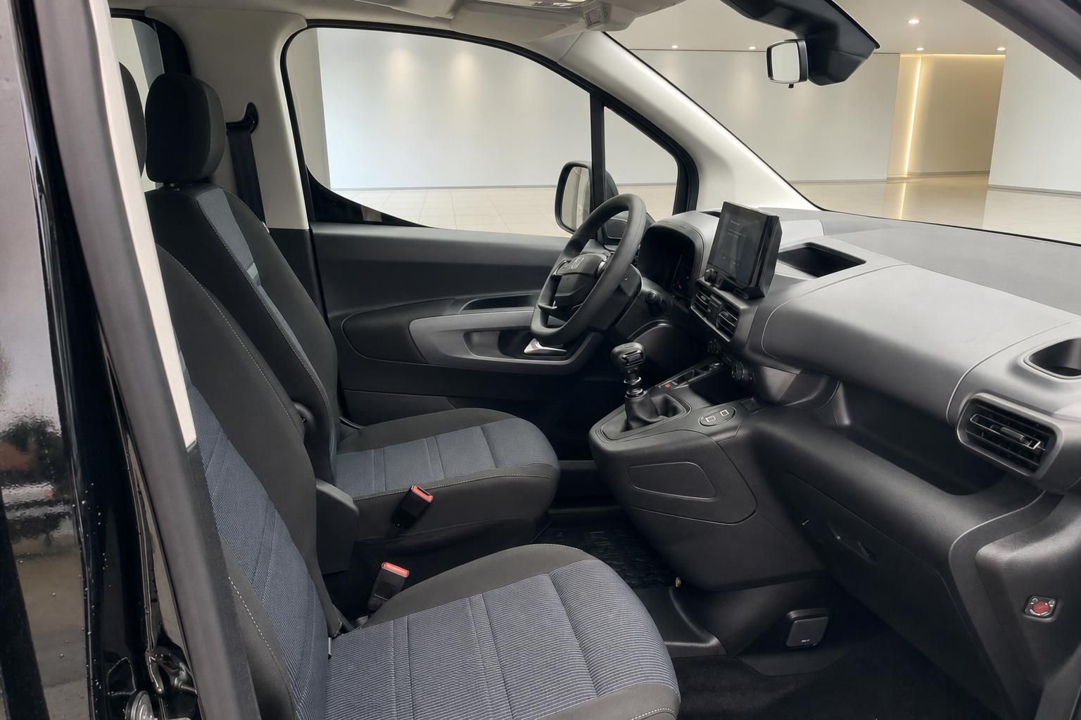 Fahrzeug Innenraum mit Vordersitzen und Cockpit im Detail