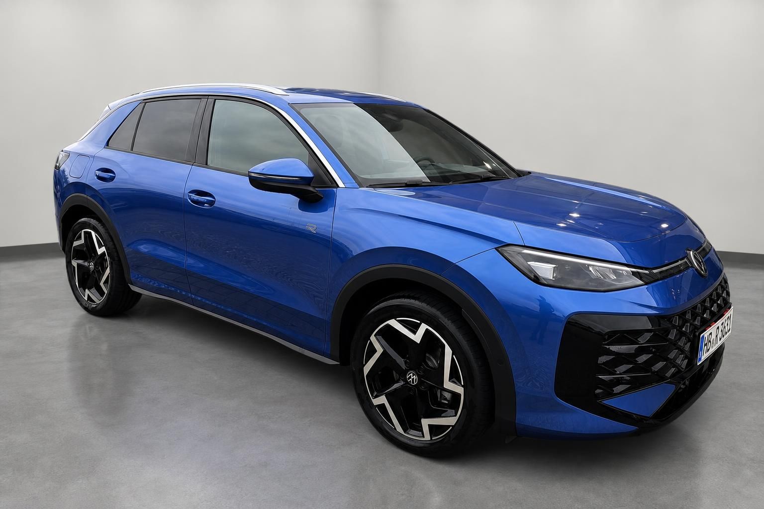 VW T-Roc in Blau, Seitenansicht schraeg vorne im Studio