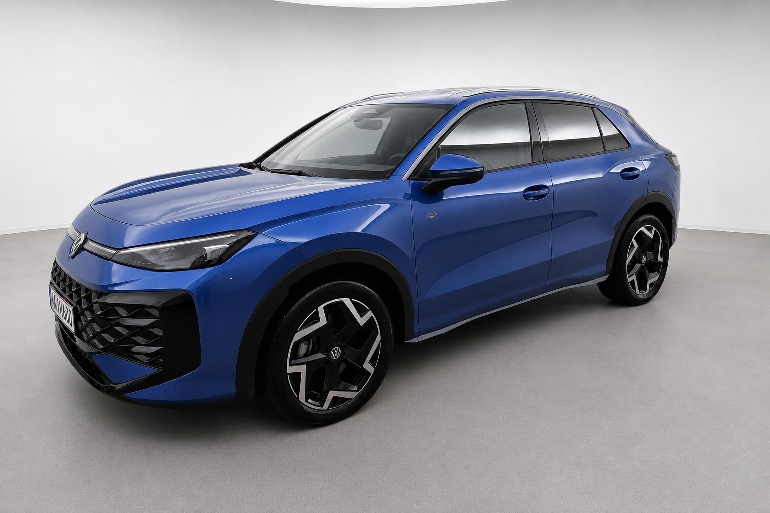 VW T-Roc in Blau, Frontansicht schraeg von der Seite