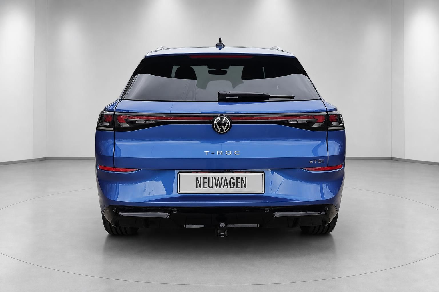 VW T-Roc eTSI blau Heckansicht Neuwagen im Studio