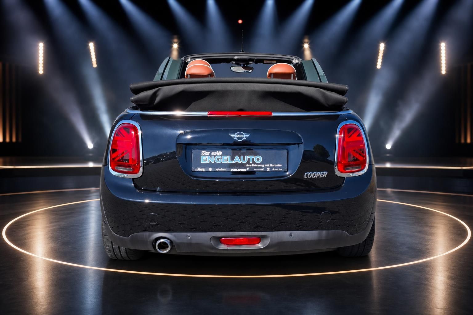 MINI Cooper Cabrio in Midnight Black - Heckansicht mit geöffnetem Verdeck im Studio