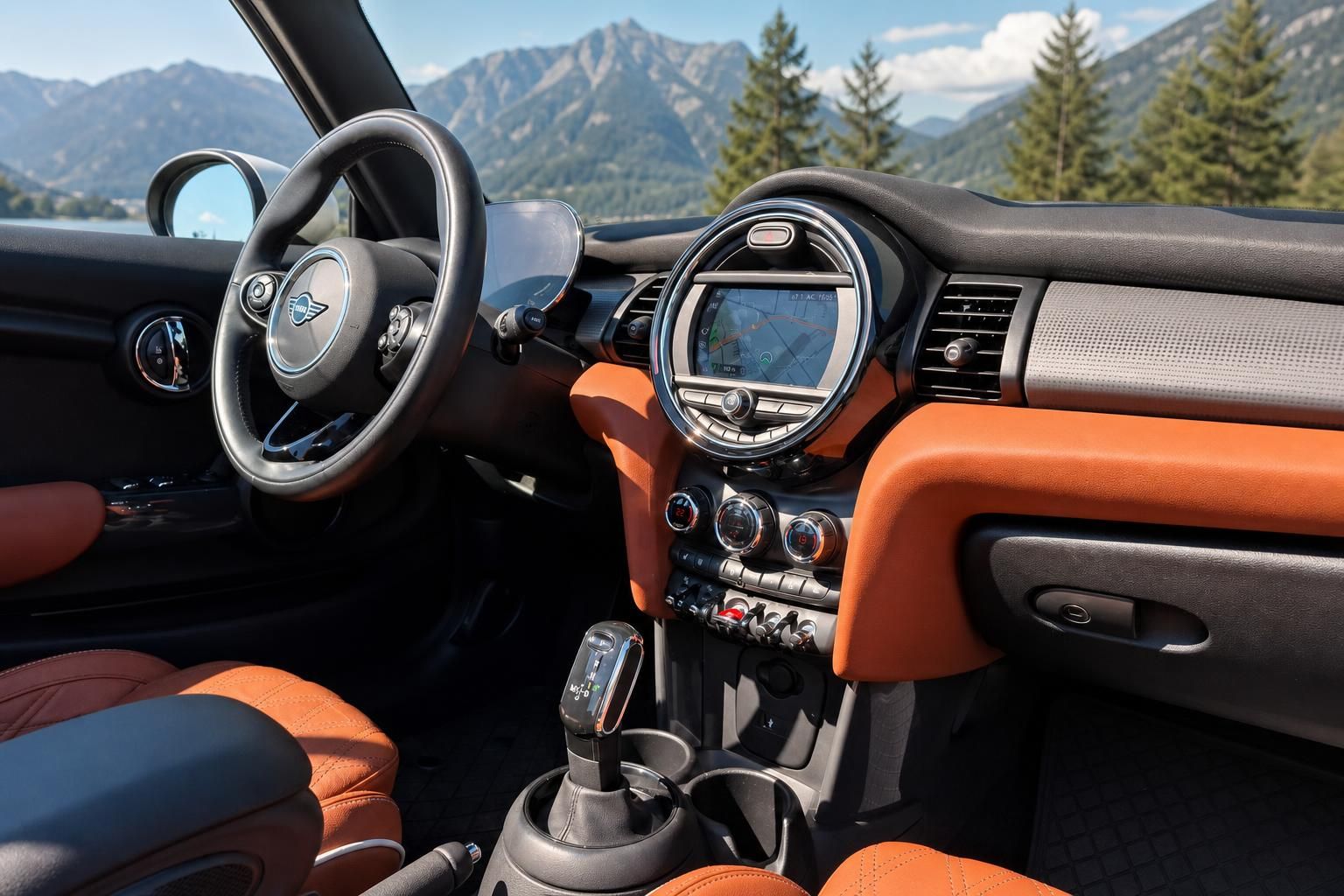 MINI Cooper Innenraum mit orangener Lederausstattung, Lenkrad und Infotainment-System