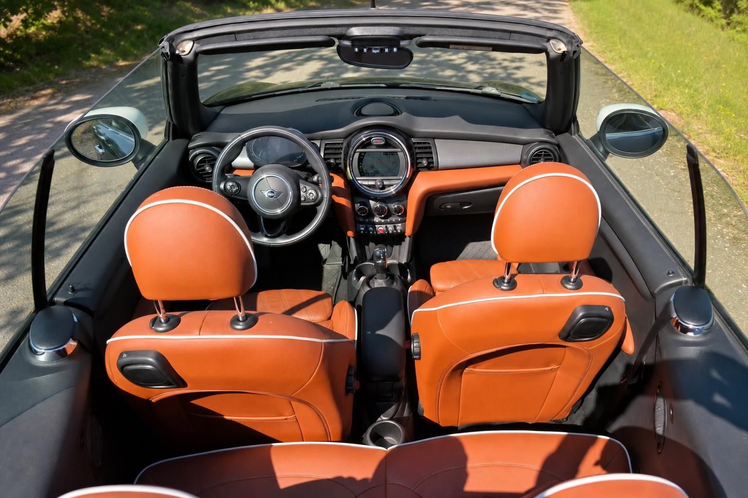 MINI Cooper Cabrio Innenraum von oben - orangene Ledersitze und schwarzes Armaturenbrett